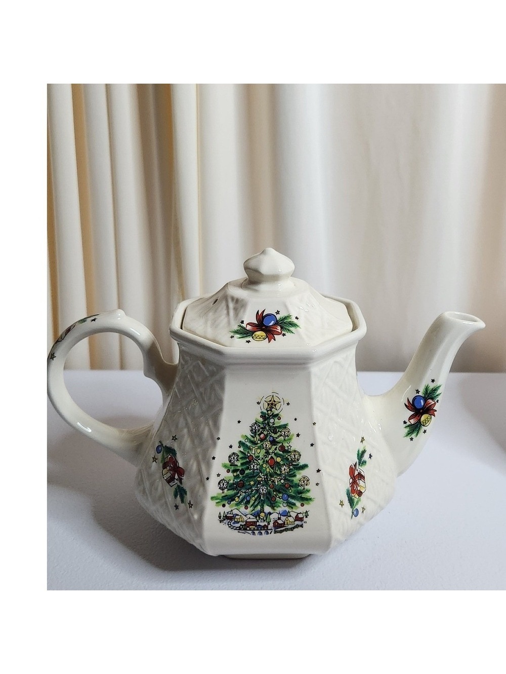 Sadler Salem "Christmas Eve" Teapot